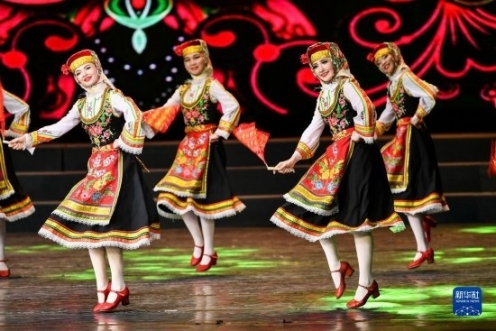 7月21日，哈薩克斯坦薩爾塔納國家舞蹈團的演員在演出。