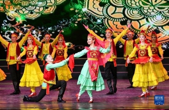 7月21日，哈薩克斯坦薩爾塔納國家舞蹈團的演員在演出。