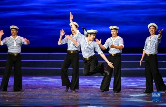 7月21日，哈薩克斯坦薩爾塔納國家舞蹈團的演員在演出。