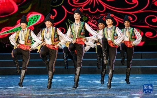 7月21日，哈薩克斯坦薩爾塔納國家舞蹈團的演員在演出。