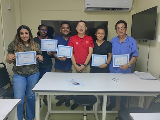 醫(yī)療隊成員與部分學(xué)員合影。第18期援圭亞那醫(yī)療隊供圖