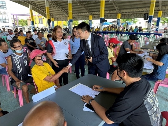 中方與菲方一道將中國援菲化肥分發(fā)至菲農(nóng)戶手中。中國駐菲律賓大使館供圖