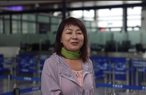 7月22日，曾經(jīng)在老撾瑯勃拉邦工作過3年的加拿大華僑孫月玲乘坐中老鐵路國際旅客列車從中國出境。衛(wèi)海林 攝