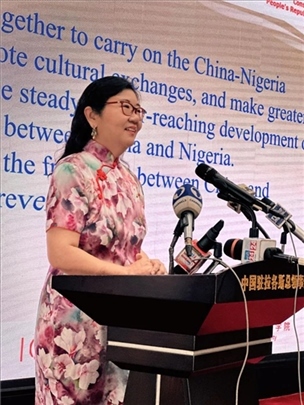 中國(guó)駐拉各斯總領(lǐng)館總領(lǐng)事嚴(yán)宇清致辭。駐拉各斯總領(lǐng)館供圖