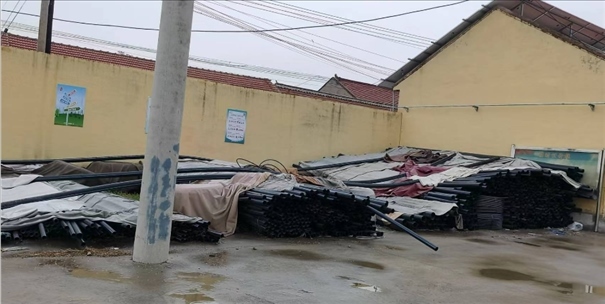 至今仍堆放在村委會(huì)院里的自來(lái)水管道。 人民網(wǎng)記者 金慧慧攝