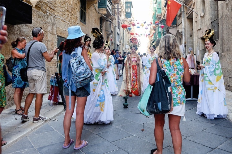 圖為花燈點(diǎn)亮儀式現(xiàn)場。 馬耳他中國文化中心供圖