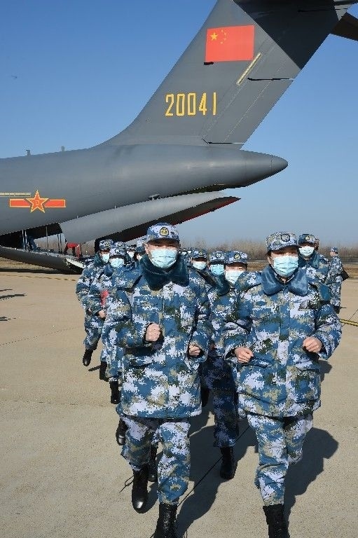 ↑2020年2月17日，一批軍隊(duì)支援湖北醫(yī)療隊(duì)員抵達(dá)武漢天河機(jī)場(chǎng)。新華社記者 黎云 攝