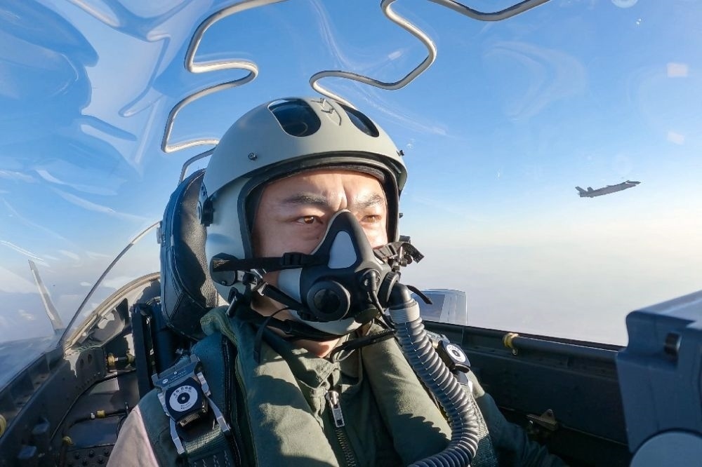 ↑全國(guó)人大代表、“強(qiáng)軍先鋒飛行大隊(duì)”大隊(duì)長(zhǎng)高中強(qiáng)進(jìn)行編隊(duì)飛行訓(xùn)練（2023年2月9日攝）。新華社發(fā)（姜皓元 攝）