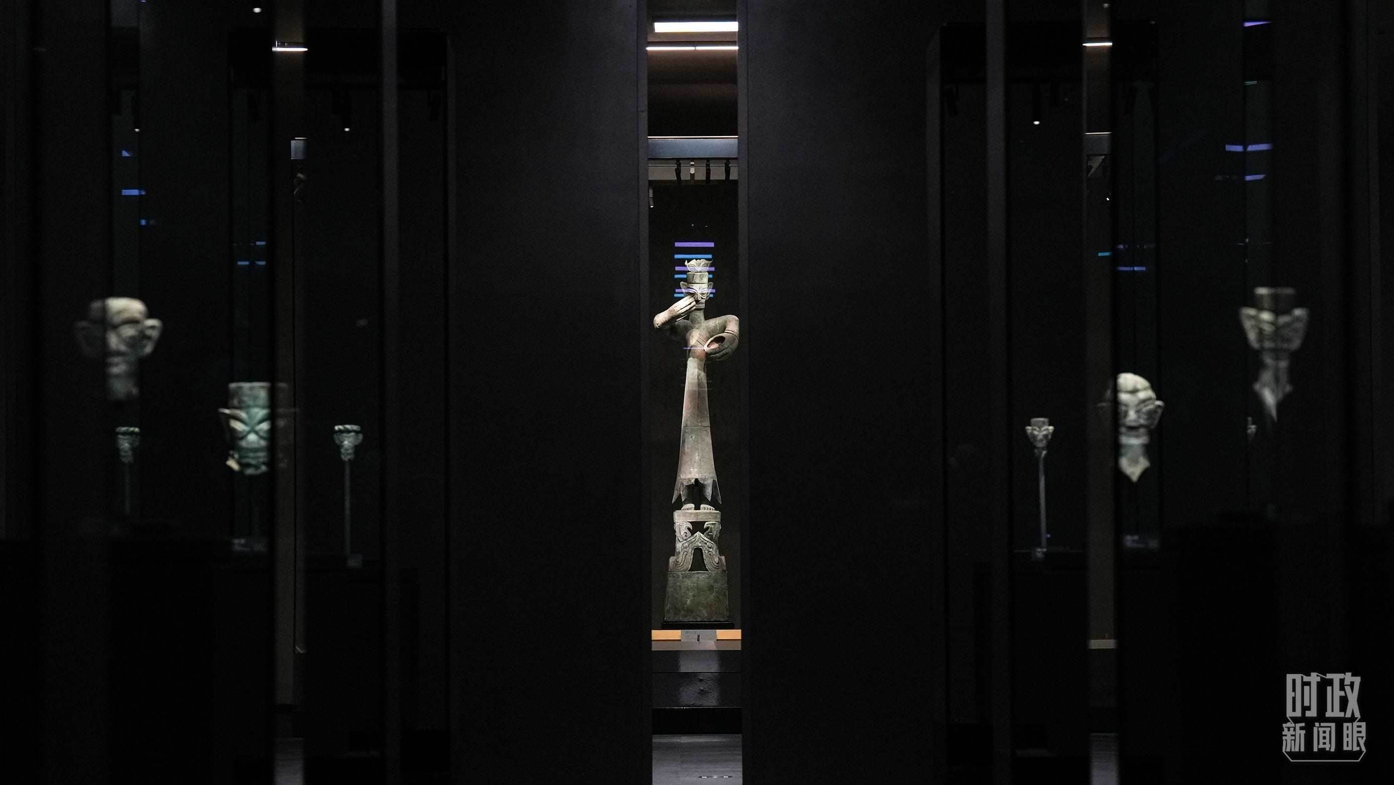 △三星堆出土的青銅大立人像。（總臺國廣記者李晉拍攝）