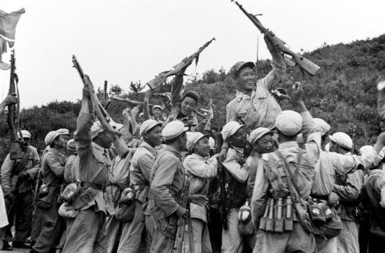  這是中國(guó)人民志愿軍和朝鮮人民軍一起歡慶戰(zhàn)斗勝利。新華社發(fā)（資料照片）