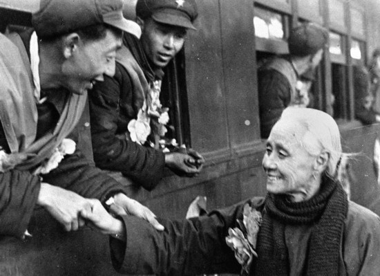 全國(guó)的鐵路工人們，一批批地志愿前往朝鮮前線工作，這是隴海路的鐵路工人魏志杰在臨行時(shí)和他母親告別的情形。新華社發(fā)（資料照片）