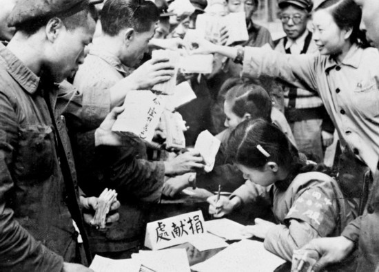 全國(guó)各地工商界踴躍捐獻(xiàn)款項(xiàng)，支援志愿軍。這是重慶市工商業(yè)者捐獻(xiàn)的情形。新華社發(fā)（資料照片）