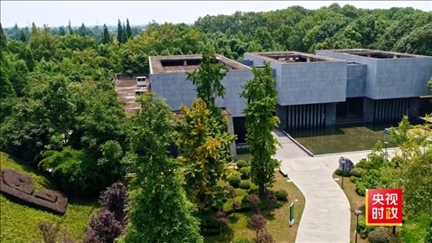 △2021年正式投入使用的三星堆文物保護(hù)修復(fù)館，堅(jiān)持保護(hù)修復(fù)與考古研究同步進(jìn)行，館內(nèi)分文保工作區(qū)和參觀區(qū)。