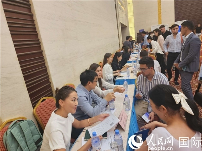 圖為中企代表與哈留華畢業(yè)生現(xiàn)場交流。人民網(wǎng)記者 李強攝