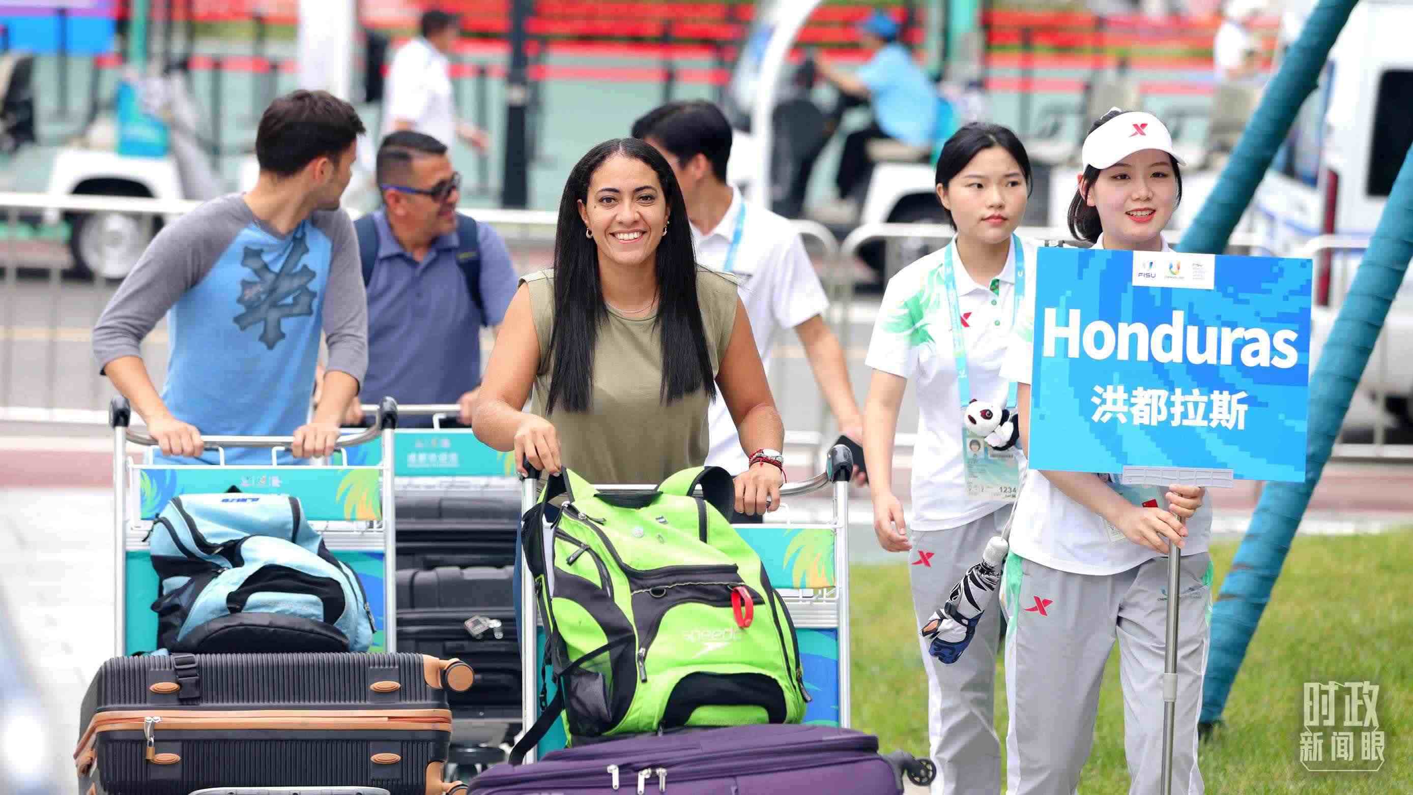 各國代表團成員相繼抵達成都大運村。（總臺央視記者魏幫軍拍攝）
