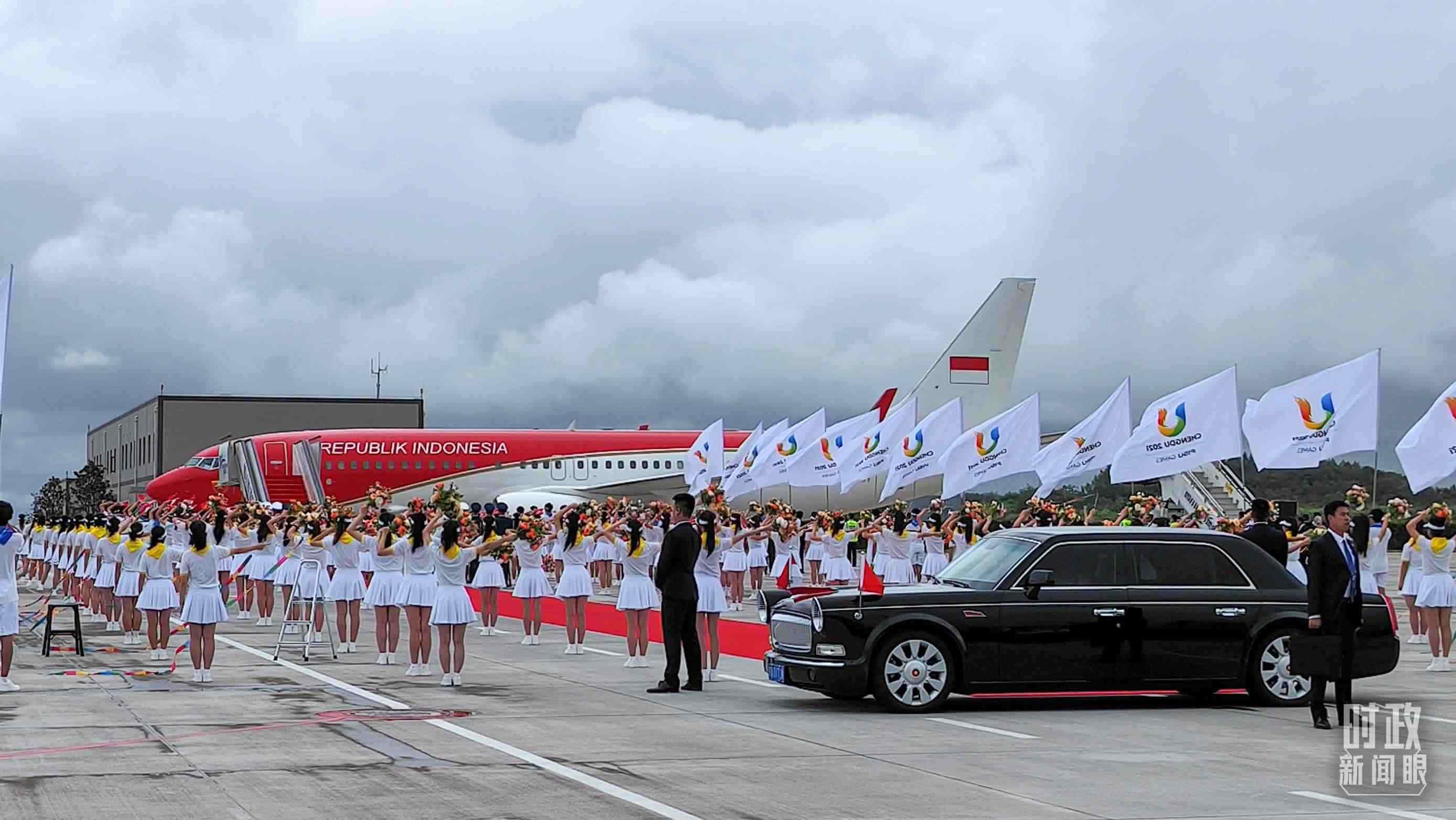 7月27日下午，印尼總統(tǒng)佐科抵達成都。（總臺央視記者王子杭拍攝）