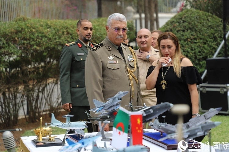 圖為與會嘉賓參觀招待會設(shè)置的武器裝備模型展臺。人民網(wǎng)記者 王傳寶攝