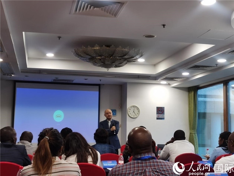 王鯤與研修班學(xué)員互動交流。 人民網(wǎng) 孫鴻宇攝