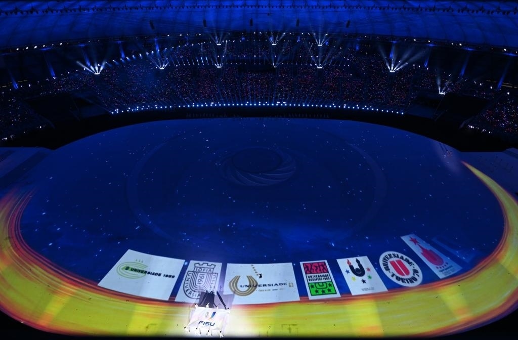 7月28日，國(guó)際大學(xué)生體育聯(lián)合會(huì)會(huì)旗在開(kāi)幕式上入場(chǎng)。新華社記者劉磊攝