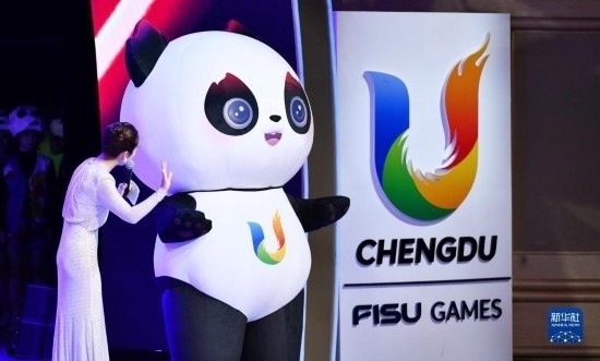 7月29日，成都大運會吉祥物“蓉寶”在聯(lián)歡會現(xiàn)場。新華社記者 張端 攝