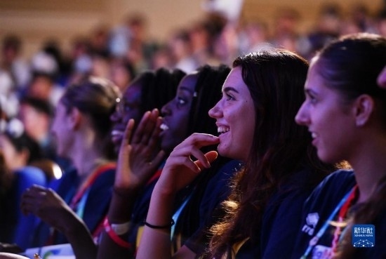 7月29日，外國運動員在聯(lián)歡會現(xiàn)場觀看節(jié)目。新華社記者 張端 攝