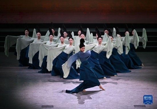 7月29日，演員在聯(lián)歡會現(xiàn)場表演《只此青綠》。新華社記者 蔡湘鑫 攝