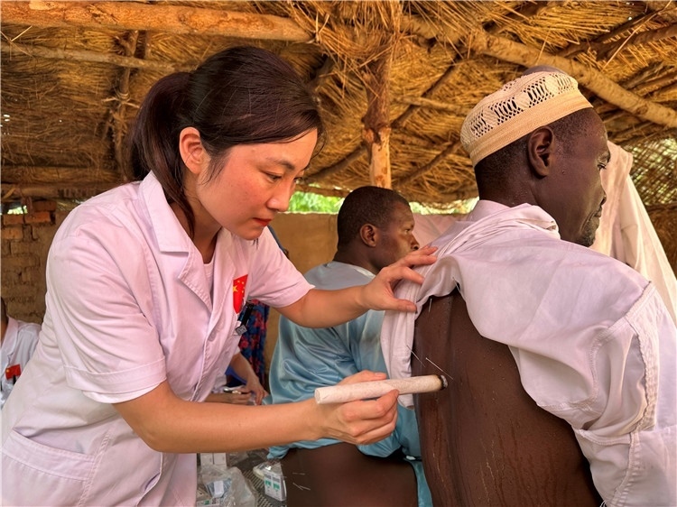 圖為吉安市中心人民醫(yī)院中醫(yī)科副主任醫(yī)師王李妮為患者進行針灸治療。中國駐乍得醫(yī)療隊提供