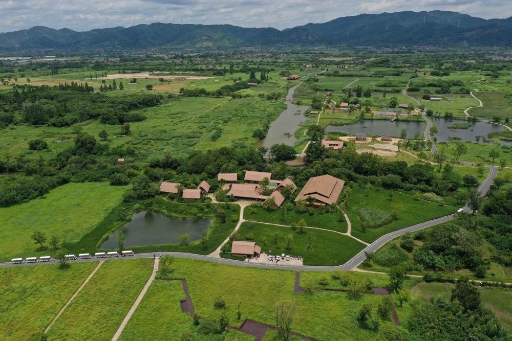 這是在浙江省杭州市余杭區(qū)拍攝的良渚古城遺址公園（2022年7月6日攝，無(wú)人機(jī)照片）。新華社記者 黃宗治 攝