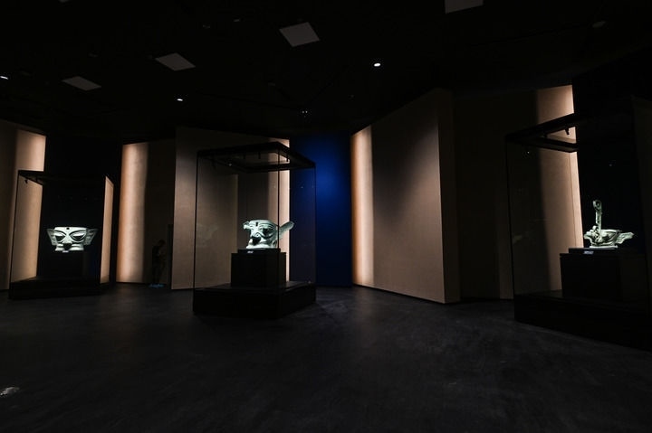 7月26日在三星堆博物館新館拍攝的展品。新華社記者 王曦 攝
