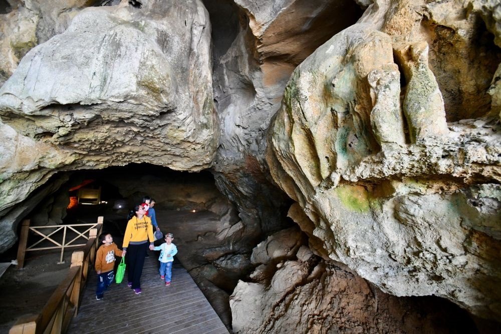 游人在位于福建省三明市三元區(qū)巖前鎮(zhèn)的萬(wàn)壽巖遺址船帆洞游覽（2020年4月9日攝）。新華社記者 姜克紅 攝