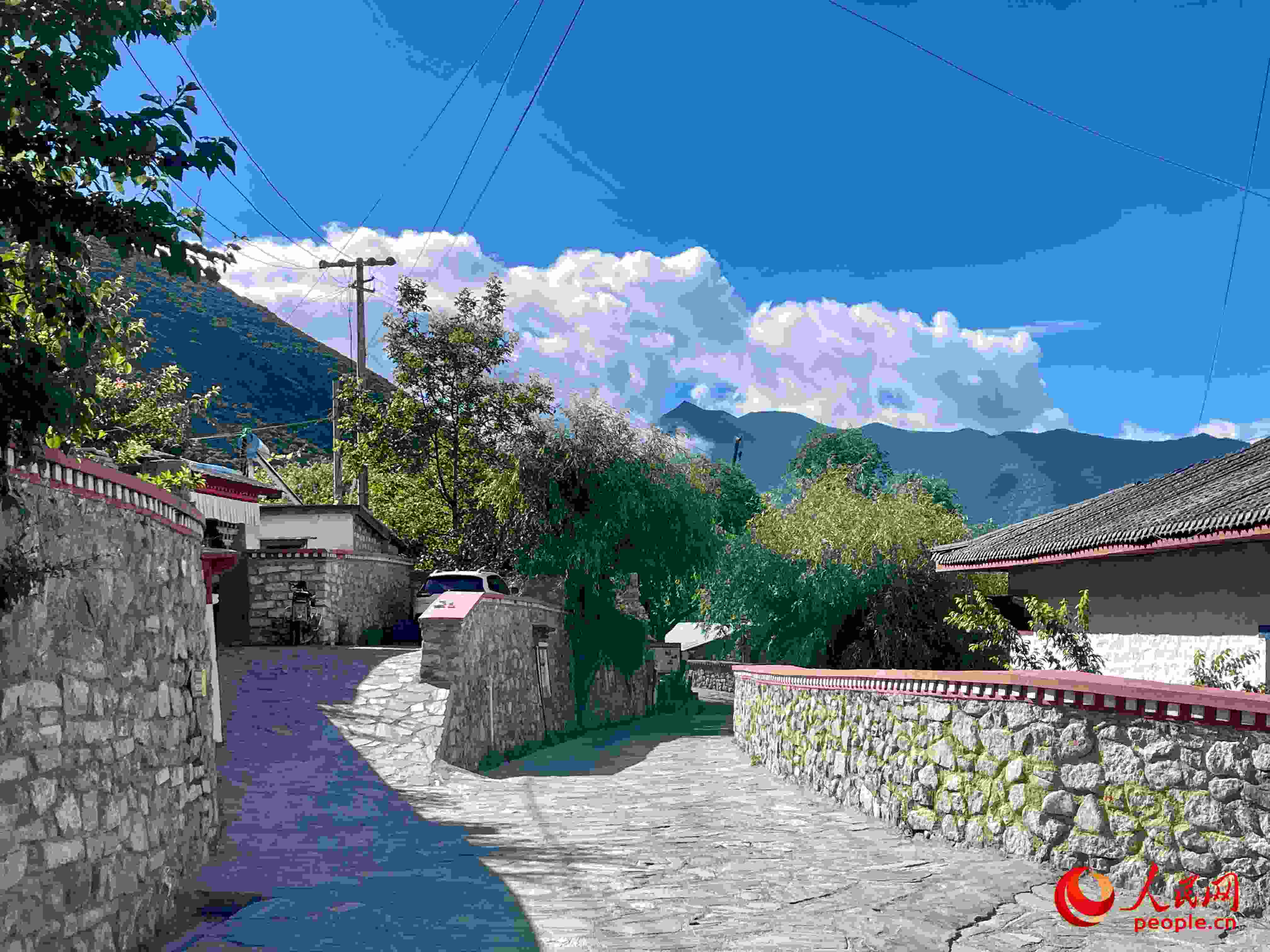 嘎拉村的村貌。人民網 周靜圓攝