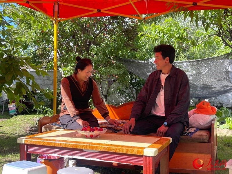 嘎拉村村民達瓦堅參和他的妻子。人民網 周靜圓攝