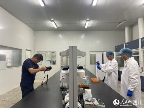 記者在位于成都市大邑縣的海光食品有限公司進(jìn)行采訪。人民網(wǎng)記者 何旭攝