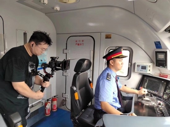 記者采訪中歐班列（成都）首發(fā)司機(jī)仲俊斕。成都機(jī)務(wù)段供圖