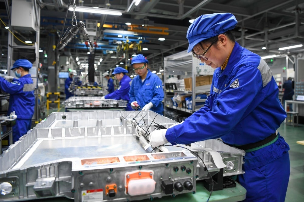 在位于江蘇常州溧陽的上汽時代動力電池系統(tǒng)有限公司，工人在車間進行電池生產(chǎn)（2023年2月16日攝）。常州市擁有鋰電池電芯及配套生產(chǎn)企業(yè)120余家，動力電池產(chǎn)業(yè)2022年實現(xiàn)產(chǎn)值超1700億元。新華社記者 李博 攝