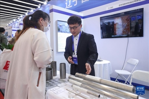 4月8日，參展商在2023中國中小企業(yè)發(fā)展大會“專精特新”中小企業(yè)展覽會上向觀眾介紹產品。新華社記者 龍雷 攝