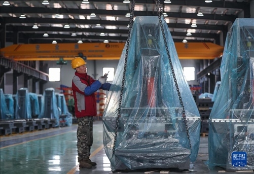 工人在阜新勁達精密機械有限公司生產車間工作。新華社記者龍雷攝