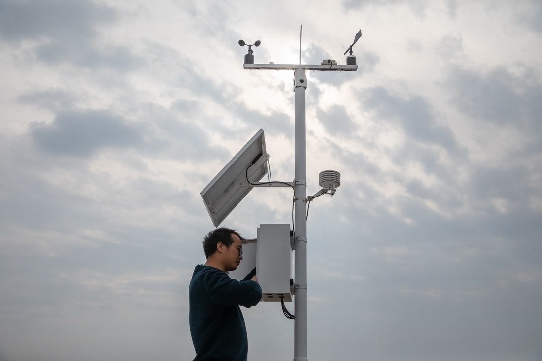 在北大荒集團閆家崗農(nóng)場有限公司農(nóng)業(yè)現(xiàn)代化示范區(qū)，工作人員在調(diào)試氣象設(shè)備（4月27日攝）。新華社記者 張濤 攝