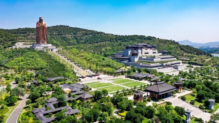 這是2023年6月8日拍攝的山東省曲阜市尼山圣境（無(wú)人機(jī)照片）。新華社記者 郭緒雷 攝