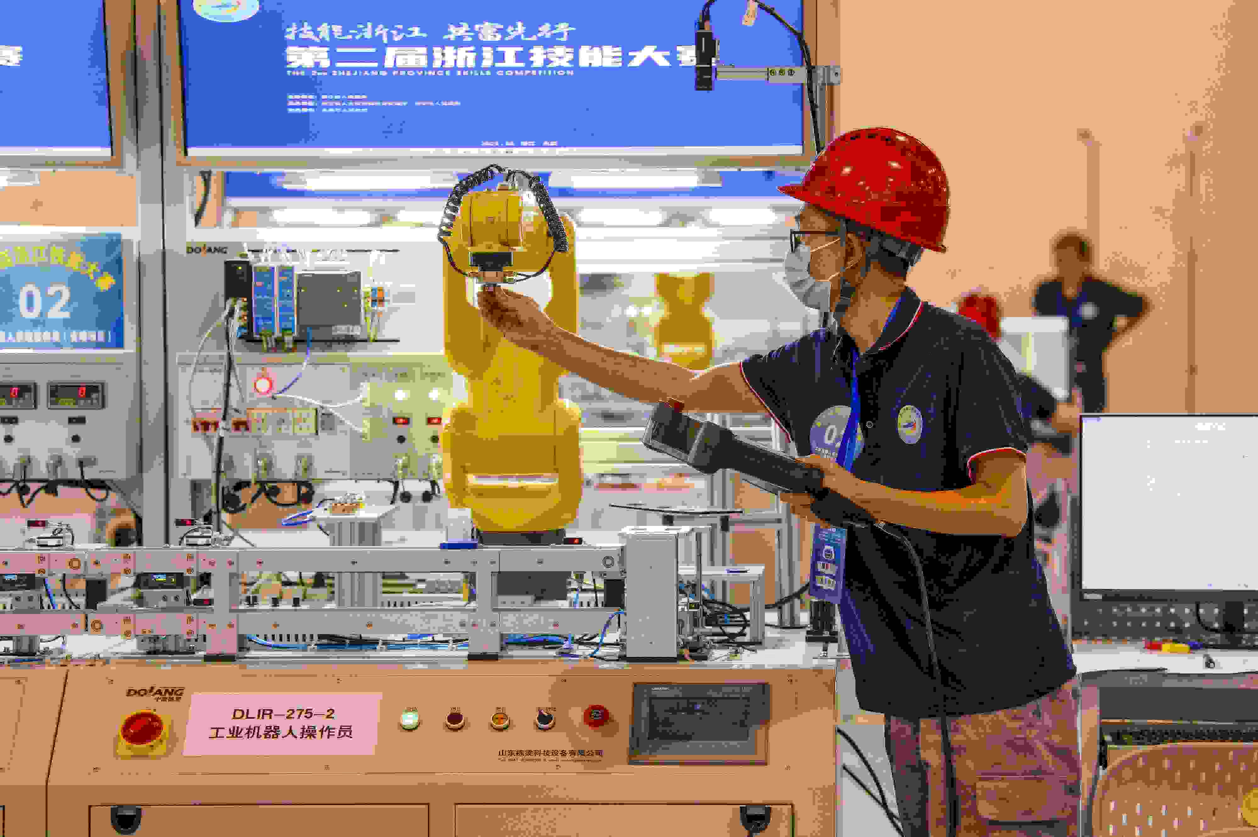 2023年6月19日，第二屆浙江技能大賽在永康市國際會展中心舉行。參賽選手在進行工業(yè)機器人系統(tǒng)操作員項目比賽。