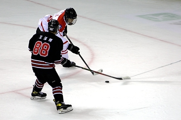 陜西隊(duì)球員馬思成與黑龍江隊(duì)球員王泓博爭(zhēng)搶。人民網(wǎng)記者 胡雪蓉?cái)z