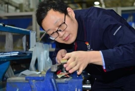 工作中的方文墨。航空工業(yè)沈飛供圖