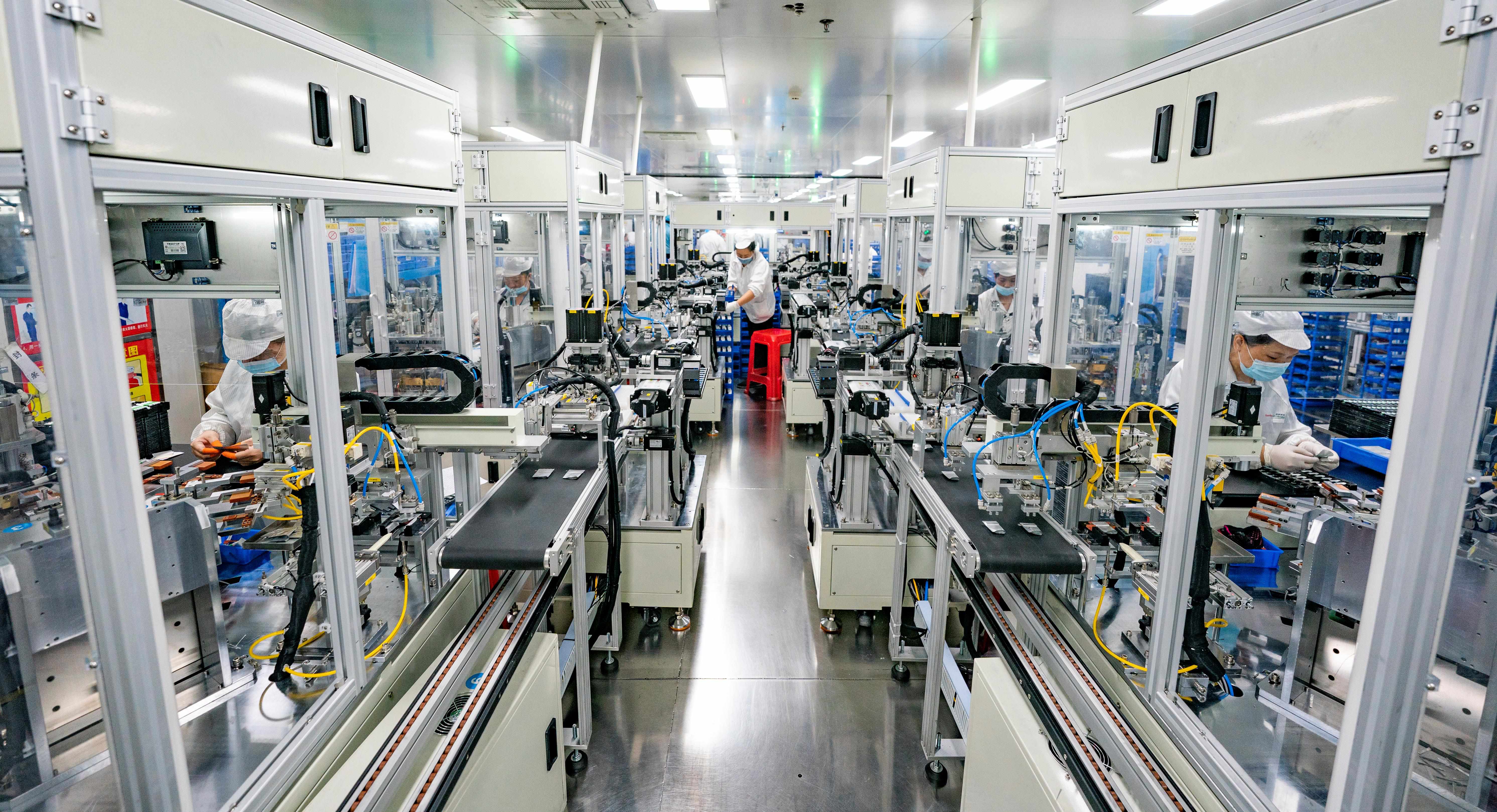 2023年5月17日，江西新余一家電子公司生產(chǎn)車間內(nèi)，技術(shù)工人在鋰電池生產(chǎn)線忙于趕制訂單產(chǎn)品。
