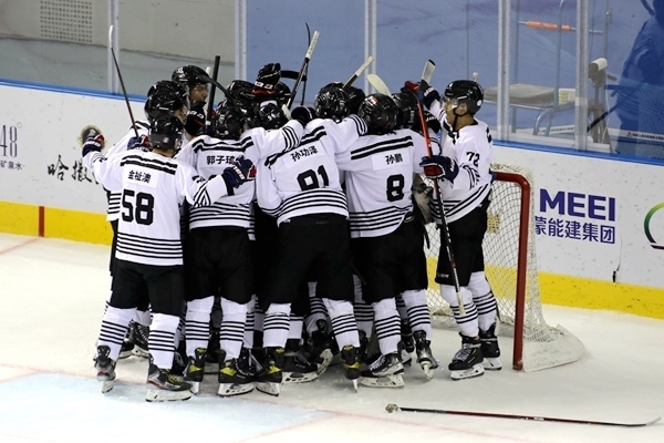 內(nèi)蒙古隊(duì)球員慶祝比賽勝利。人民網(wǎng)記者 胡雪蓉?cái)z