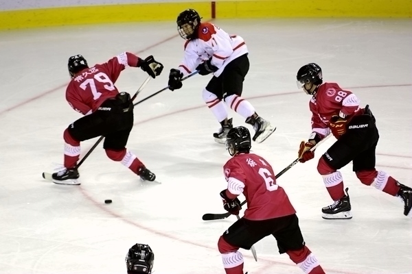 重慶隊(duì)球員常久遠(yuǎn)(左)與陜西隊(duì)球員呂知宜拼搶。人民網(wǎng)記者 胡雪蓉?cái)z