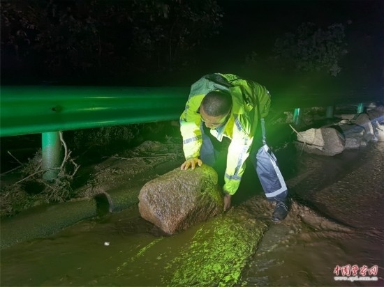 7月31日，張涿高速，高速交警涿鹿大隊民警清理山體滑坡路面落石。
