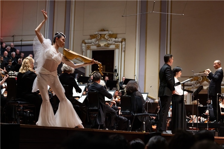 圖8月5日，2023愛丁堡國際藝術節(jié)開幕式音樂會《慈悲頌》的演出現(xiàn)場。藝術節(jié)組委會供圖