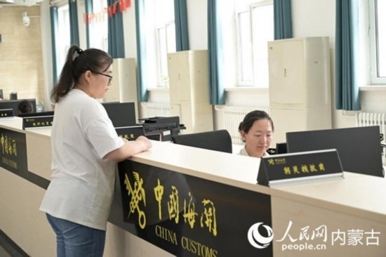 代理報(bào)關(guān)企業(yè)正在滿洲里車站海關(guān)綜合服務(wù)大廳辦理業(yè)務(wù)。人民網(wǎng) 寇雅楠攝