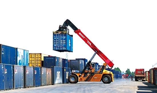 石家莊國(guó)際陸港內(nèi)整裝待發(fā)的集裝箱。 石家莊國(guó)際陸港供圖