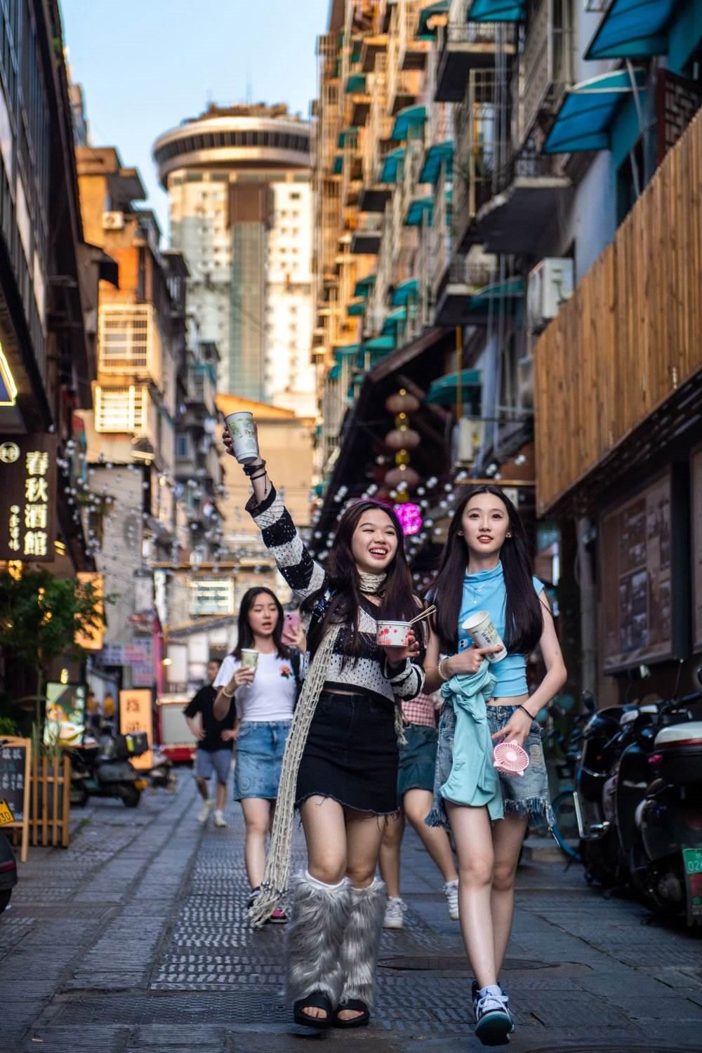 游客在長沙市天心區(qū)太平老街游玩（6月7日攝）。新華社記者 陳思汗 攝